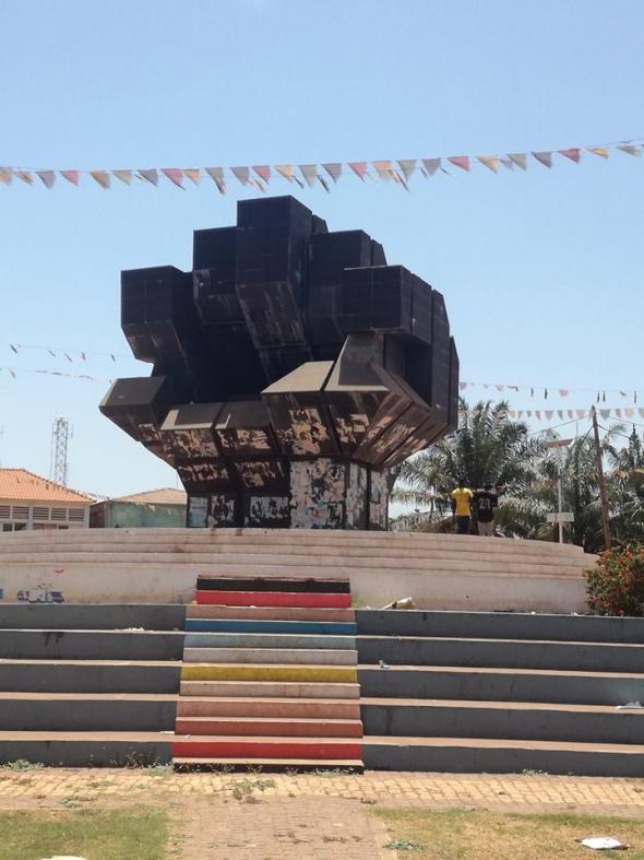 Monumento aos mártires de Pindjiguiti (massacre de 1959 que vitimou às mãos do fascismo e da sua política colonial entre 40 a 70 marinheiros e estivadores), Bissau, foto de Marta Lança, 2019