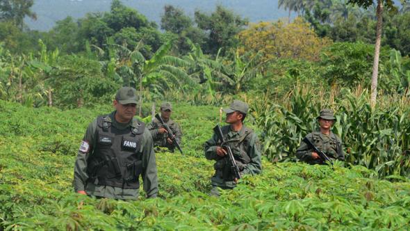 A Guarda Nacional Bolivariana vigia a fronteira da Venezuela com a Colômbia, ponto quente de tráfico de droga (AFP)