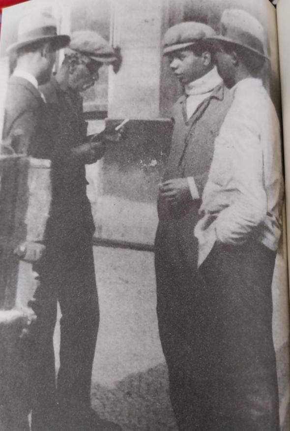 Cape Verdean sailors with Mário Domingues at Cais do Sodré, Notícias Ilustrado (1930)