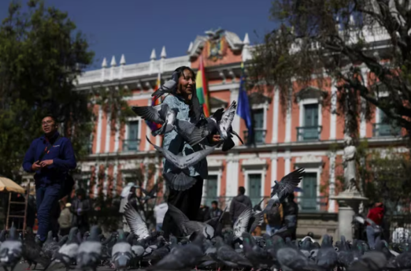 Apoiante do governo em frente ao Palácio Quemado depois dos militares golpistas abandonarem o Palácio (Reuters)