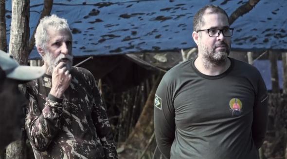 Os indigenistas Bruno Pereira e Jair Candor no acampamento. Foto de divulgação.