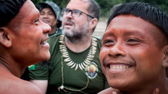 O indigenista Bruno Pereira acompanhado por indígenas Korubo durante as buscas. Foto de divulgação.