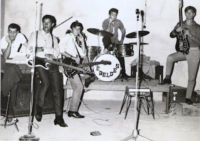 Campas Nunes (teclas), Rui Chaves (baixo), Vicky (vocalista e ritmo), Tony Matos (baterista) e Fausto (viola solo e vozes) - foto de 1965.