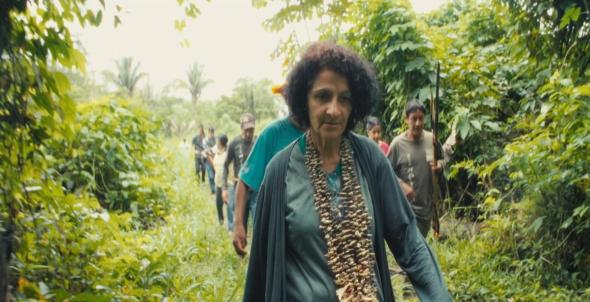 Neidinha Suruí com os guardiões Uru-Eu-Wau-Wau. Fotograma do filme O Território.