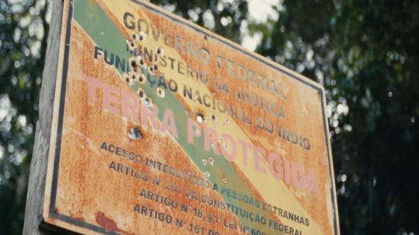 Placa que identifica o Território Uru-Eu-Wau-Wau furada por balas.