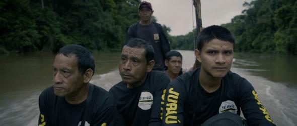 Bitaté e os guardiões Uru-Eu-Wau-Wau em missão no filme O Território. Foto de divulgação.