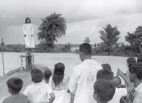 Culto numa aldeia Ticuna, em 1979, no filme Terceiro Milênio.