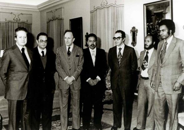 Delegações portuguesa e cabo-verdiana que negociaram o Acordo de Lisboa para a proclamação da Independência política de Cabo Verde, a 5 julho 1975, recebidas pelo Chefe do V Governo Provisório Português, Vasco Gonçalves 