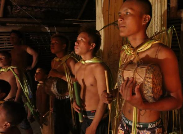 Ritual da Moça Nova, cerimónia Ticuna. Foto de divulgação do filme O Avesso do Céu.