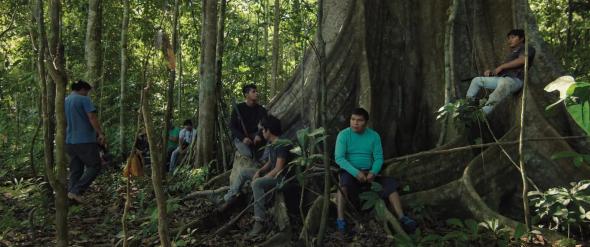 Indígenas Paiter Suruí em ação de proteção da floresta, no filme Ex-Pajé.