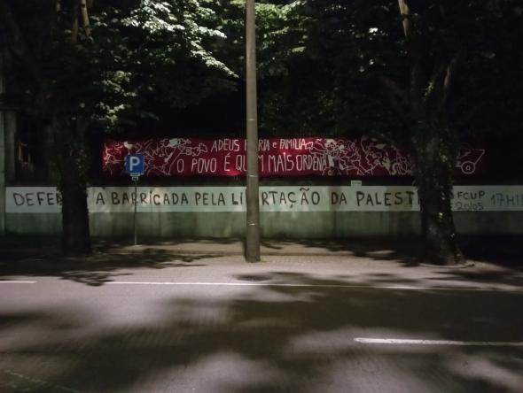 'Defende a Barricada pela Libertação da Palestina' – frase pintada no muro exterior da Faculdade de Belas Artes da Universidade do Porto, onde se convida toda a cidade a participar do acampamento em solidariedade com a luta de libertação do povo palestiniano e pelo corte de relações com todas as instituições públicas e privadas israelitas, na mesma noite em que as estudantes foram ameaçadas de despejo pela direção da Faculdade de Ciências da Universidade do Porto. Fonte Bruno Costa, 2024.