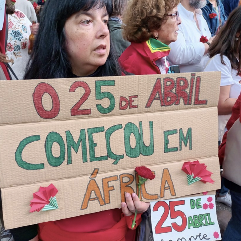 Manifestante de la gigantesque manifestation du 25 avril 2024, Avenue de la Liberté, à Lisbonne (photo, Jacques Lemière)