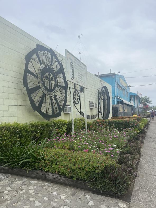 Fig. 3 [Georgina Beier’s iron installation on the wall of the Institute of Papua New Guinea Studies in Port Moresby, 2024. © Katharina Greven]