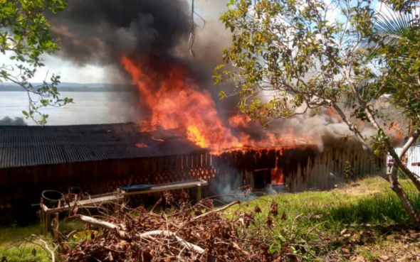 Casas de Maria Leusa Munduruku em chamas. Aldeia Fazenda Tapajós, em Jacareacanga. Foto Reprodução de Redes Sociais.