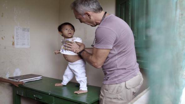 Erik Jennings avalia a situação de saúde da população indígena no Alto Tapajós. Fotograma do filme Amazônia, A Nova Minamata?