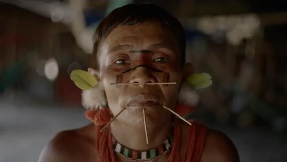 Noêmia Yanomami no documentário Escute A Terra Foi Rasgada.