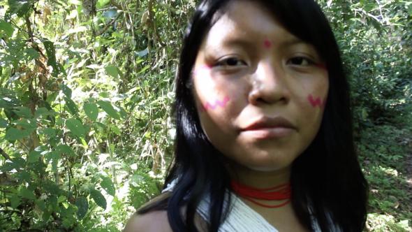 Roseane Yariana Yanomami, cineasta colaboradora no filme A Queda do Céu. Foto Aruac Filmes.