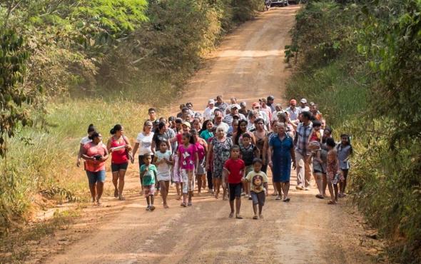 Dona Marlene (de vestido azul, na primeira fila) e outros moradores da Resex Chico Mendes. Fotograma do filme Empate.