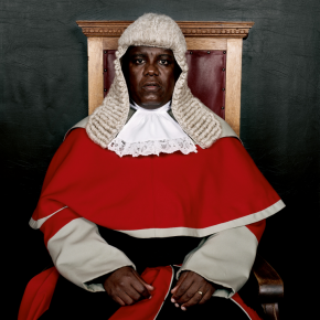 The Honourable Justice Moatlhodi Marumo.Série Judges Botswana, 2005. Pieter Hugo, Courtesy Stevenson Gallery, Cape Town-Johannesburg / Yossi Milo Gallery, New York