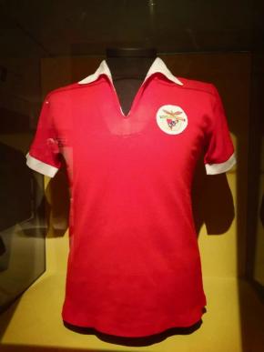 A camisola de Eusébio da Silva Ferreira, década de 60. Peça cedida pelo SLB. escolhida por Nuno Domingos.